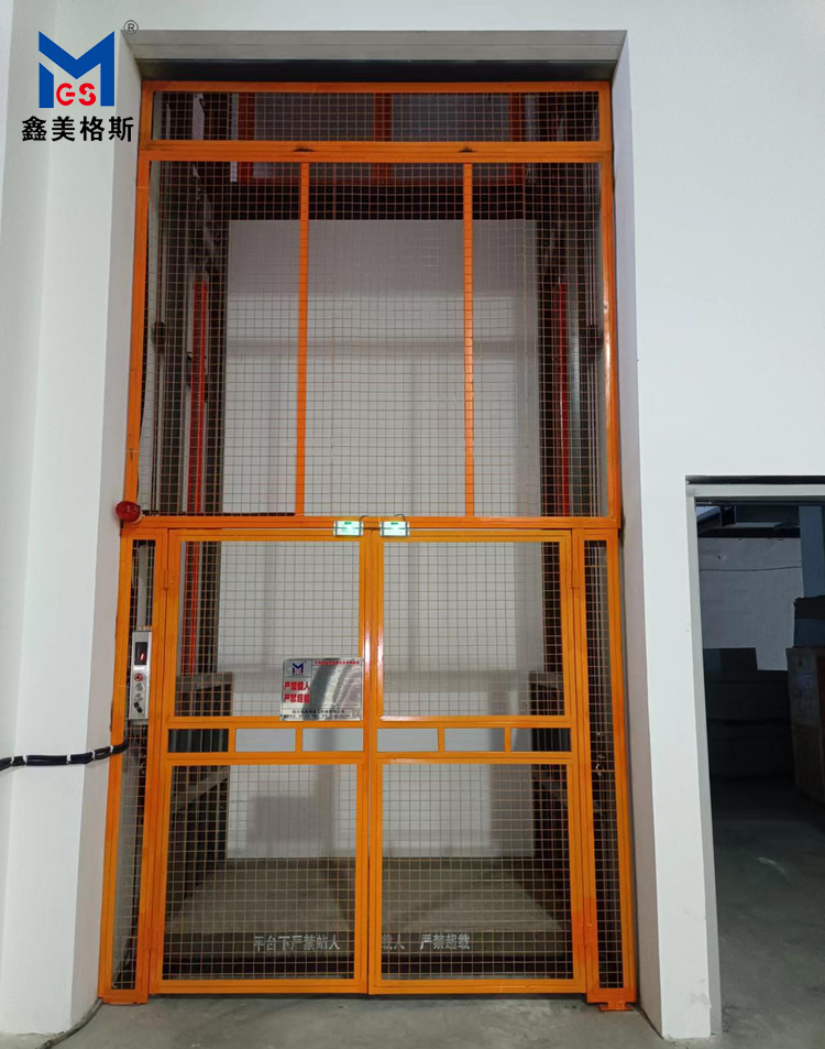 四川金發(fā)科廠區(qū)貨物升降機(jī)
